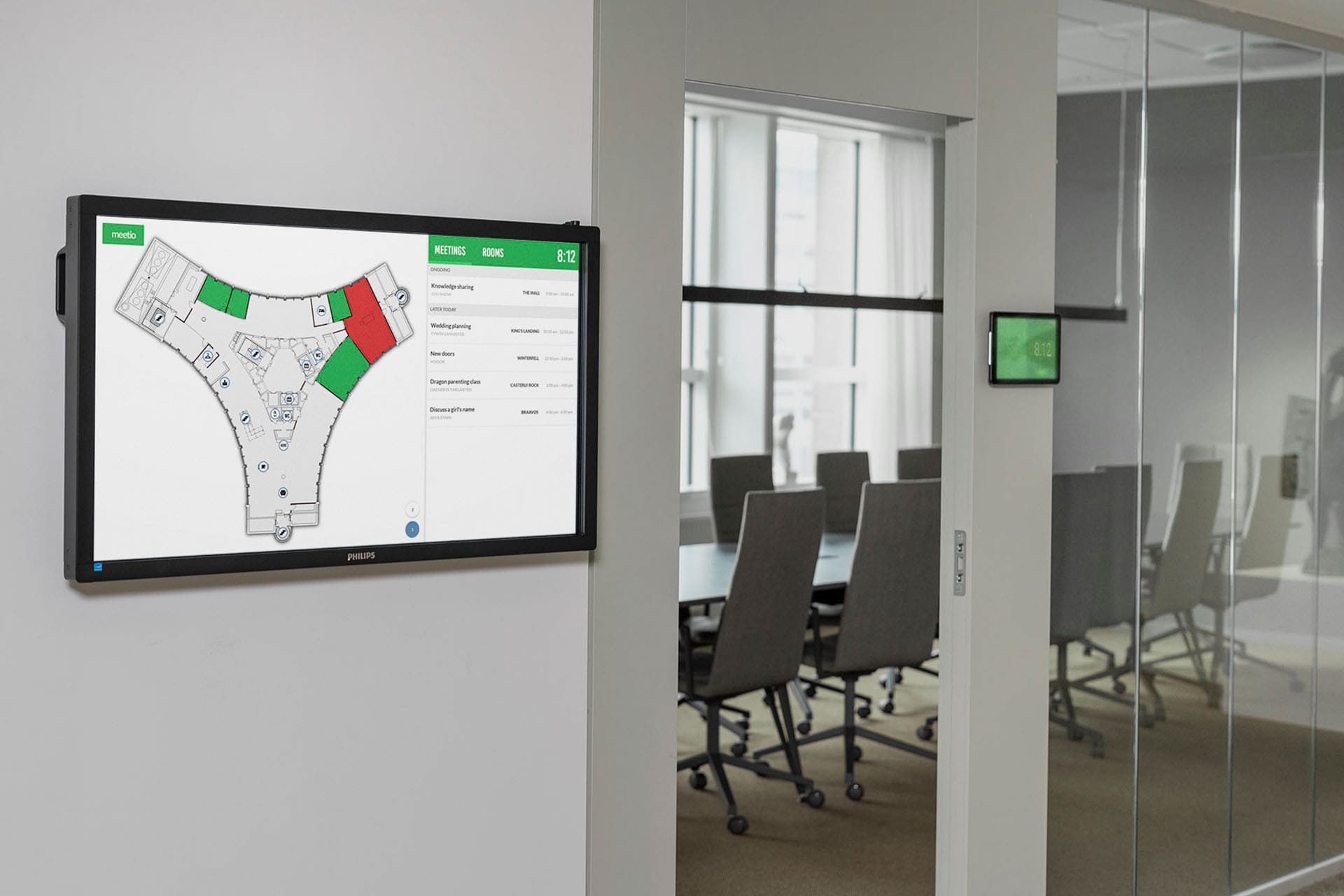 Stor touchskärm med Meetio View-karta utanför ett mötesrum