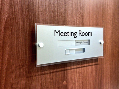 Manual meeting room door sign
