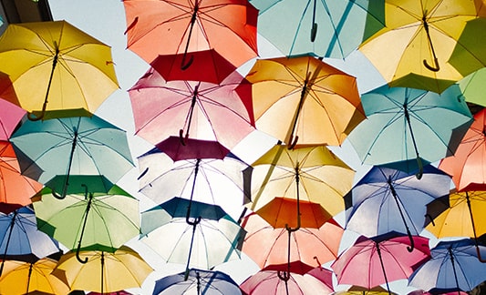 Skyddande paraplyer i flera färger